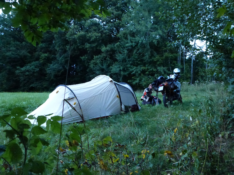 Zelten am Waldrand